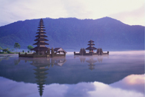 Pura-Ulun-Danu-on-Lake-Bratan,-Bali,-Indonesia