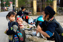 210px-black_dao_mother_and_children_in_sapa_town