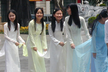 210px-Hanoi---students-in-traditional-dress
